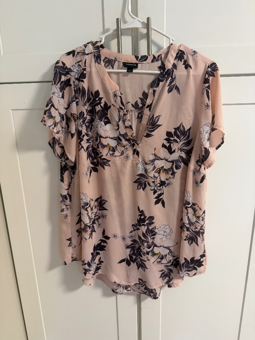 Torrid Size 1 Plus Pink Floral Blouse Short Sleeve Split Neck Top